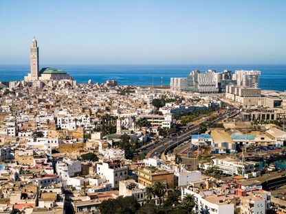مشهد عام لمدينة الدار البيضاء في المغرب، ويبدو إلى اليسار في الأفق مسجد الحسن الثاني - المصدر: غيتي إيمجز