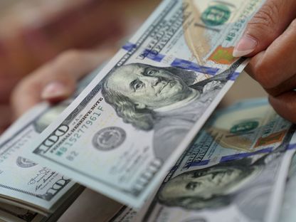 عامل يحصي الأوراق النقدية بالدولار الأميركي في مكتب صرف العملات في جاكرتا ، إندونيسيا - المصدر: بلومبرغ