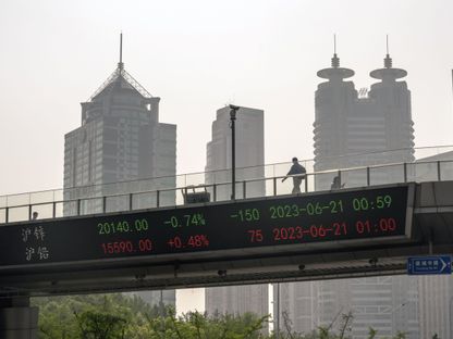 شريط إلكتروني يعرض أسعار الأسهم في منطقة لوجياتسوي المالية في بودونغ في شنغهاي، الصين - المصدر: بلومبرغ