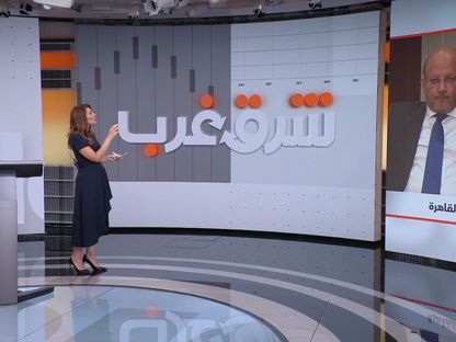 حسين رفاعي رئيس مجلس الإدارة والعضو المنتدب لبنك قناة السويس مع الإعلامية مايا حجيج - المصدر: بلومبرغ