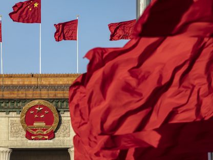 الأعلام الوطنية الصينية ترفرف فوق ميدان تيانانمين إلى جانب الأعلام الحمراء الأخرى قبل الجلسة العامة الخامسة للدورة الأولى للمجلس الوطني الـ14 لنواب الشعب الصيني في قاعة الشعب الكبرى في بكين ، الصين ، يوم الأحد 12 مارس 2023. - المصدر: بلومبرغ