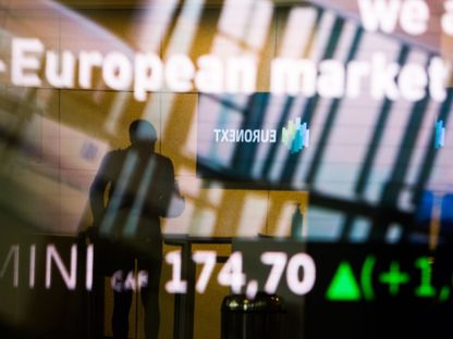 عرض أسعار الأسهم في بهو بورصة يورونكست في باريس - المصدر: بلومبرغ