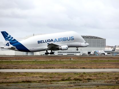 طائرة من طراز \"إيرباص بيلوغا\" تهبط في مطار بلانياك في تولوز، فرنسا، يوم الثلاثاء الموافق 15 فبراير 2022 - المصدر: بلومبرغ