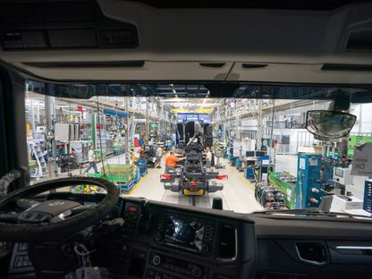 خط لتجميع هياكل الشاحنات بواسطة التحكم الآلي بمصنع \"سكانيا\" (Scania AB)، بهولندا.   - المصدر: بلومبرغ