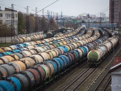 عربات سكك حديد لنقل النفط والوقود والغاز المسال متوقفة بمحطة سكة حديد يانيتشكينو  بالعاصمة الروسية موسكو - المصدر: بلومبرغ