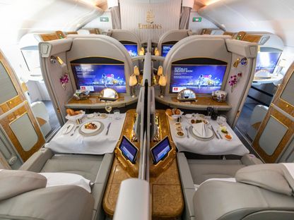 وجبات مُعدة معروضة في مقصورة الدرجة الأولى على طائرة إيرباص 380-800 تشغلها \"طيران الإمارات\"، معرض دبي للطيران 2019 - المصدر: بلومبرغ