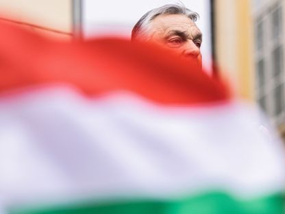 فيكتور أوربان ، رئيس وزراء هنغاريا، يلقي خطابه الأخير في حملته الانتخابية قبل الانتخابات العامة، في زيكيسفيرفار ، هنغاريا. - المصدر: بلومبرغ