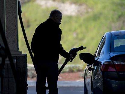 شخص يمون سيارته بالغاز في محطة وقود في هرقل، كاليفورنيا، الولايات المتحدة - المصدر: بلومبرغ