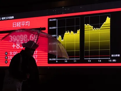 رجل يمر أمام لوحة إلكترونية تعرض الرقم الختامي لمتوسط أسهم نيكاي في 22 فبراير 2024 في طوكيو، اليابان - المصدر: بلومبرغ