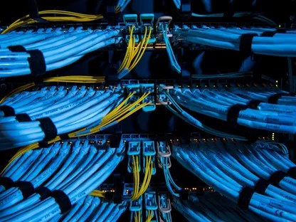 مجموعة من الكابلات. تأخّر إنجاز عدة كابلات إنترنت بحرية كان من المقرر أن تمر عبر البحر الأحمر، بعدما جعلت التوترات السياسية وارتفاع التهديدات الأمنية هذا المسار أكثر خطورة - المصدر: بلومبرغ