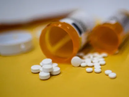 عبوة مفتوحة وقد تناثرت حولها حبات أدوية - المصدر: بلومبرغ