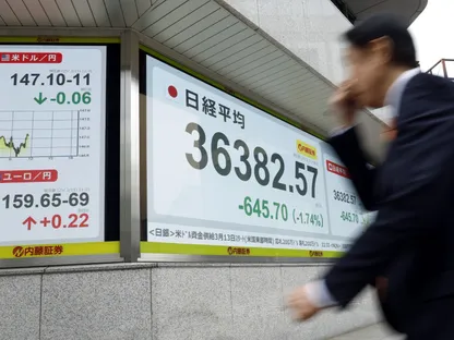 لوحة إلكترونية تعرض \"مؤشر نيكاي 225\" للأسهم وأسعار الصرف خارج شركة أوراق مالية في طوكيو، اليابان بتاريخ 11 مارس 2025 - بلومبرغ