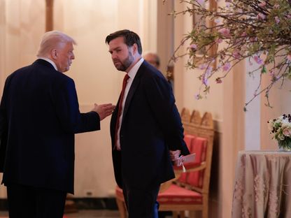 الرئيس الأميركي دونالد ترمب ونائبه جيه دي فانس يتحدثان خلال فعالية لتكريم أمهات العسكريين في \"القاعة الشرقية\" بالبيت الأبيض يوم 8 مايو 2025 - Getty Images