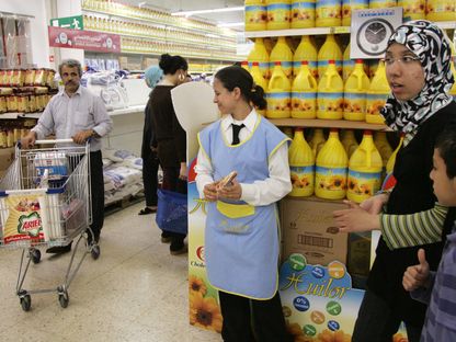 داخل أحد محلات البقالة في العاصمة المغربية، الرباط. ارتفعت أسعار المواد الغذائية بمعدل 14.4% خلال نوفمبر 2022 على أساس سنوي - المصدر: أ.ف.ب