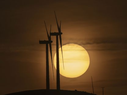 شروق الشمس خلف مزرعة \"موراس 2\" للرياح في موراس، إسبانيا. - المصدر: بلومبرغ