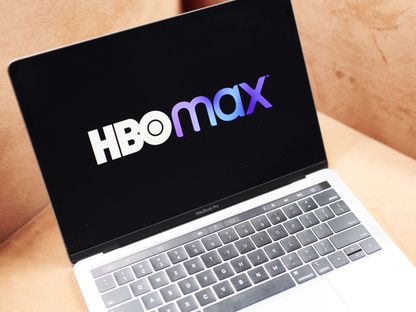 بخدمة البث المباشر \"HBO Max\" لـ\" AT&T\"على جهاز كمبيوتر محمول في نيورويك، الولايات المتحدة. - المصدر: بلومبرغ