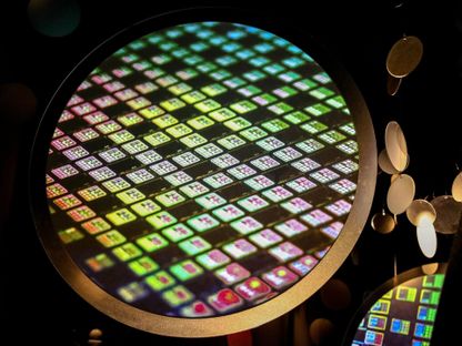 صورة لرقاقة أشباه الموصلات من إنتاج شركة تايوان لصناعة أشباه الموصلات (TSMC) في متحف للابتكار في هسينشو، تايوان. - المصدر: بلومبرغ