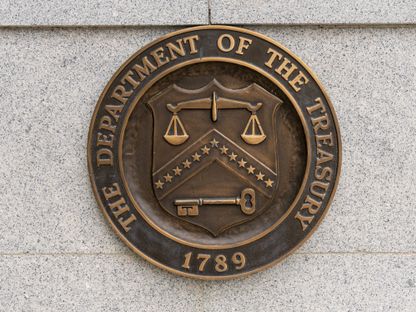 شعار وزارة الخزانة الأميركية مثبت على جدار مبنى الوزارة في واشنطن العاصمة، الولايات المتحدة - المصدر: بلومبرغ