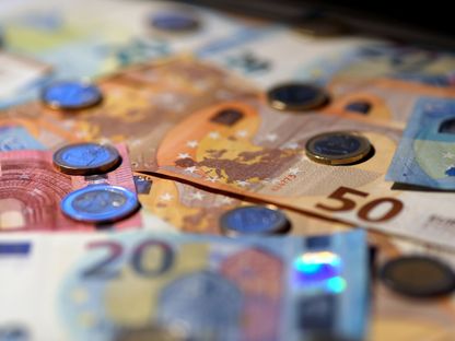 النقود الورقية في  أوروبا لا تزال تحظى برواج رغم وسائل الدفع الإلكتروني - المصد: بلومبرغ