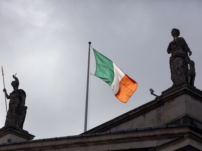العلم الوطني الايرلندي يرفرف فوق مبنى مكتب البريد في شارع أوكونيل في دبلن، ايرلندا. - المصدر: بلومبرغ