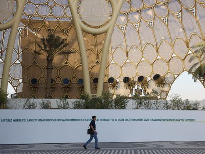 أحد الحضور يسير في ساحة في مدينة إكسبو في دبي قبل مؤتمر المناخ (كوب28) - المصدر: بلومبرغ