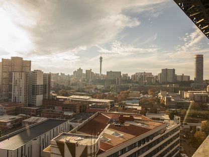 مباني سكنية في مدينة جوهانسبرغ في جنوب أفريقيا - المصدر: بلومبرغ