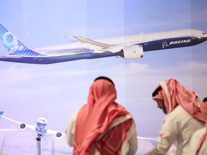 طائرة \"بوينغ\" من طراز 777-9 في جناح الشركة في معرض دبي للطيران، الإمارات العربية المتحدة. 13 نوفمبر 2023 - المصدر: بلومبرغ