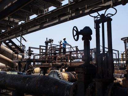 عامل يضبط مضخات الغاز الطبيعي المسال في هالديا، الهند - المصدر: بلومبرغ