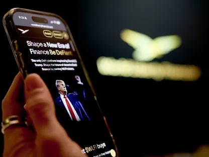 موقع \"وورلد ليبرتي فايننشال\" الإلكتروني على هاتف ذكي - بلومبرغ