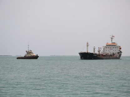 سفن تعبر البحر الأحمر قبالة محافظة الحديدة في اليمن - المصدر: بلومبرغ