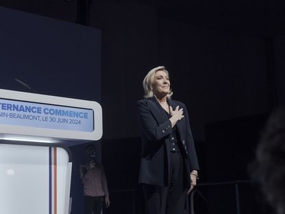 مارين لوبان تحيي جمهورها بعد التصويت خلال الجولة الأولى من الانتخابات التشريعية في هينان بومونت، فرنسا، 30 يونيو 2024 - المصدر: بلومبرغ