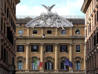 العلم الوطني الإيطالي ، إلى اليسار ، وعلم الاتحاد الأوروبي خارج وزارة المالية والاقتصاد الإيطالية في روما ، إيطاليا ، يوم الجمعة 24 سبتمبر 2021 - المصدر: بلومبرغ