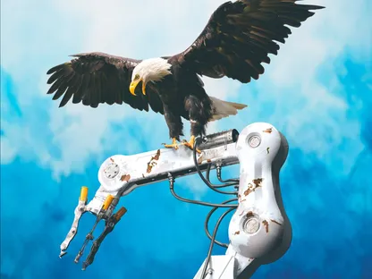 صورة تعبيرية لـ\"النسر الأصلع\" الأميركي يحمل ذراعاً آلية - بلومبرغ