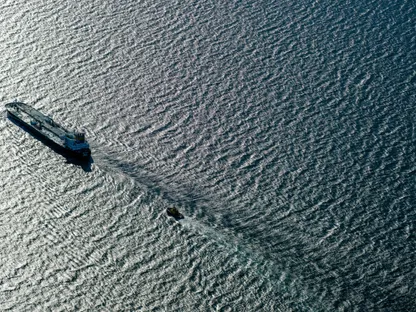 ناقلة نفط تُرافقها قاطرة في مضيق خوان دي فوكا بين ولاية واشنطن وكولومبيا البريطانية، بالقرب من فيكتوريا، كولومبيا البريطانية، كندا - بلومبرغ