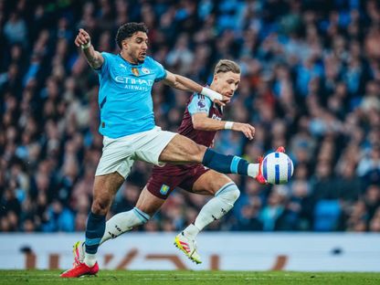 عمر مرموش، لاعب مانشستر سيتي، وماتي كاش، لاعب أستون فيلا، خلال مباراة الدوري الإنجليزي الممتاز بين مانشستر سيتي وأستون فيلا على ملعب الاتحاد، مانشستر، إنجلترا 22 أبريل 2025 - فيسبوك