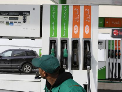 عامل ينظر إلى العداد فيما يملأ خزان مركبة بالوقود في محطة \"زيز\" (ziz) للوقود بالدار البيضاء. المغرب - المصدر: رويترز