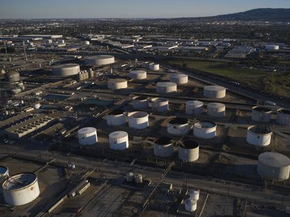 صهاريج لتخزين النفط في شركة تورانس للتكرير في كاليفورنيا، الولايات المتحدة. 28 فبراير 2022 - المصدر: بلومبرغ