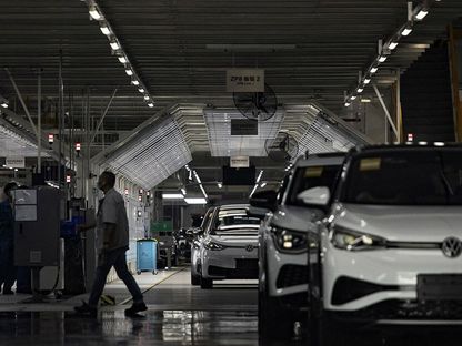 سيارات كهربائية داخل مصنع \"فولكس واجن\" الذي تشغله شريكتها المحلية \"إس إيه آي سي موتور\" في شنغهاي، في الصيف الماضي - المصدر: بلومبرغ