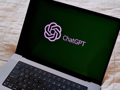 شعار \"تشات جي بي تي\" يظهر على شاشة حاسوب محمول في صورة مجهزة خصيصاً للنشر - المصدر: بلومبرغ