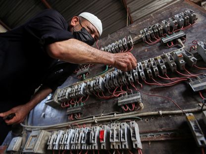 رجل يضبط مفاتيح لوحة تحكم بمولد كهربائي أثناء انقطاع التيار في البصرة، العراق - المصدر: رويترز