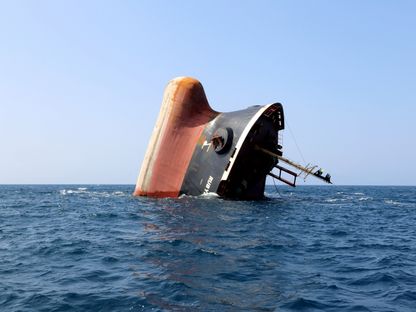 سفينة الشحن \"روبيمار\" غارقة جزئياً قبالة سواحل اليمن، في 7 مارس 2024 - المصدر: بلومبرغ