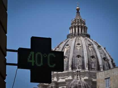 لافتة صيدلية تشير إلى أن درجة الحرارة بالخارج حالياً هي 40 درجة مئوية، في روما وسط موجة الحر في إيطاليا في 19 يوليو 2023 - المصدر: أ.ف.ب