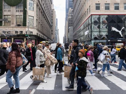 متسوقون يجتازون ممراً للمشاة في شارع فيفث أفينيو بنيويورك في نيويورك، الولايات المتحدة، يوم الجمعة 25 نوفمبر 2022  - المصدر: بلومبرغ