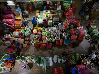 متسوقون يتبضعون في سوق للخضار في كولومبو، سريلانكا  - المصدر: بلومبرغ