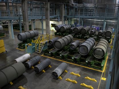 حاويات جاهزة للشحن تحتوي على يورانيوم مخصب بمنشأة التخصيب التابعة لشركة \"يورينكو يو إس إيه\" في نيو مكسيكو - المصدر: بلومبرغ