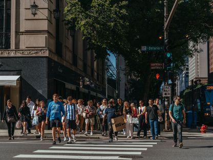 متسوقون في منطقة التسوق \"ماغنفسنت مايل\" (Magnificent Mile) في شيكاغو، إلينوي، الولايات المتحدة - المصدر: بلومبرغ