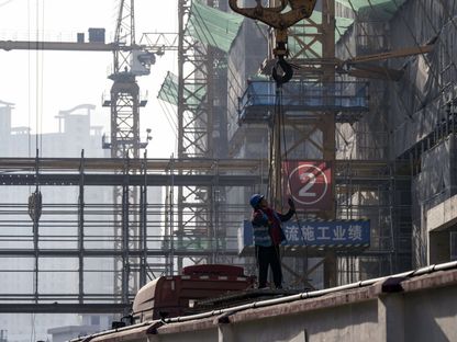عامل في موقع بناء مشروع سكني في شنغهاي، الصين - المصدر: بلومبرغ