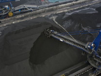 آلة ضخمة تغرف من مخزون الفحم في تايكانغ بمقاطعة جيانغسو. الصين - المصدر: بلومبرغ