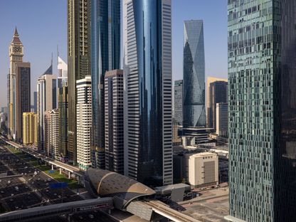 حركة المرور على طريق الشيخ زايد أمام الأبراج السكنية والمكتبية قرب مركز دبي المالي العالمي، دبي، الإمارات العربية المتحدة، يوم 9 يونيو 2023 - المصدر: بلومبرغ