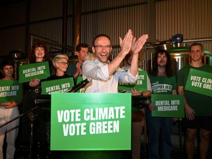 زعيم \"حزب الخضر\" آدم باندت يصفق خلال إطلاقه الحملة الإنتخابية للحزب 16 مايو، بريسبان، أستراليا - المصدر: غيتي إيمجز